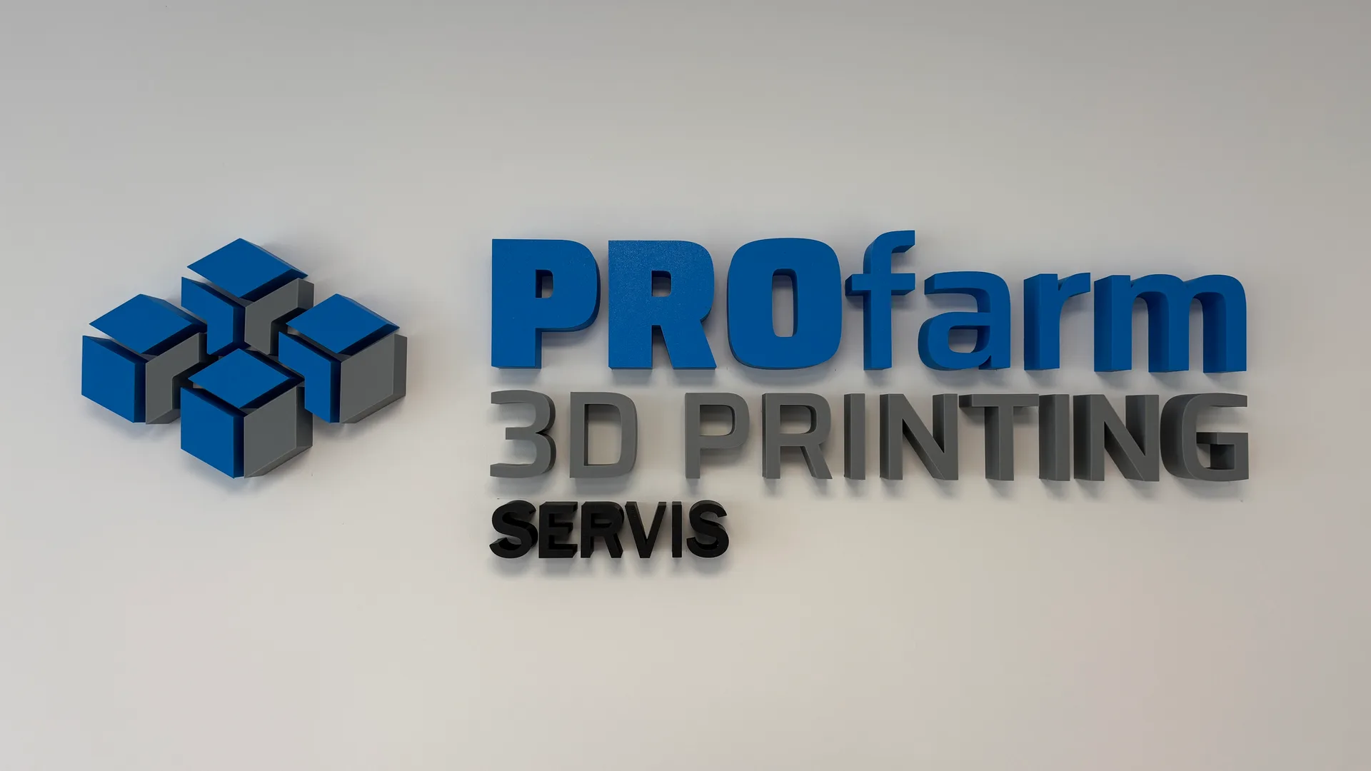 Logo PROfarm 3D na stěně